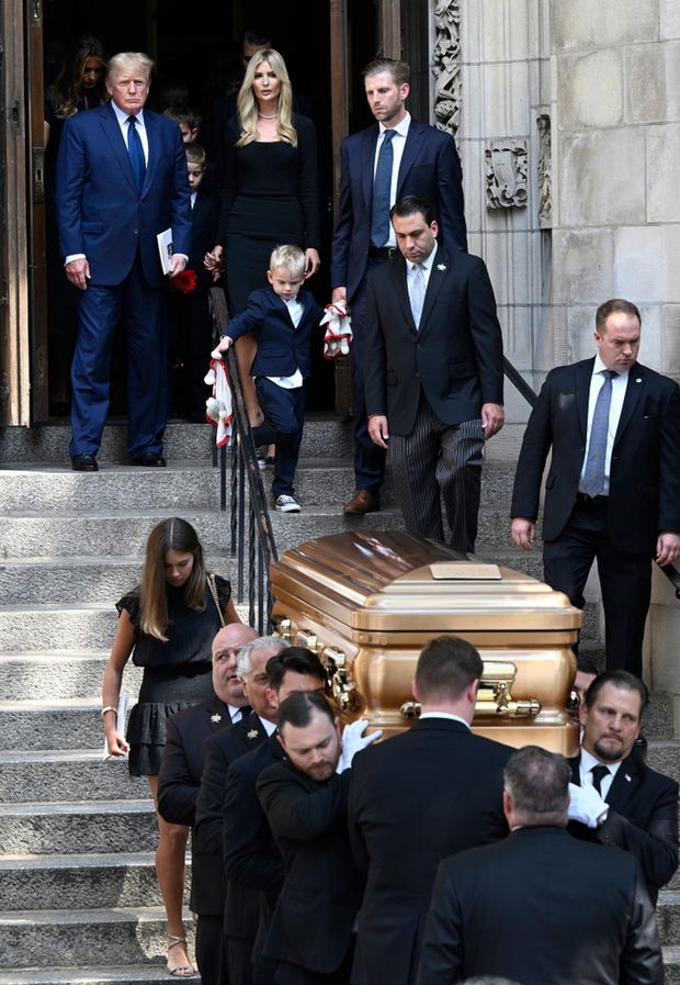 Ông Donald Trump dự tang lễ “đẫm nước mắt” của vợ cũ - Ảnh 7.