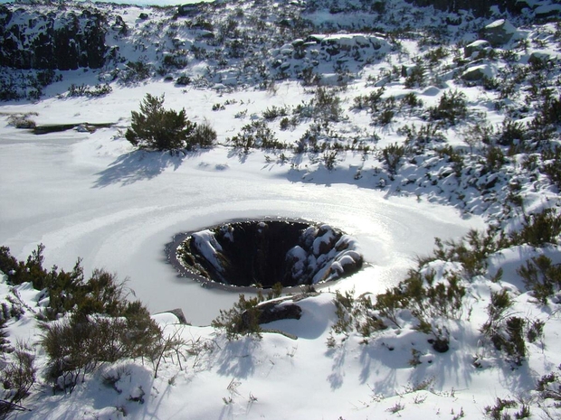  Lý giải bí ẩn về đường đến địa ngục giữa lòng hồ Laca Serra da Estrela ở Bồ Đào Nha  - Ảnh 3.