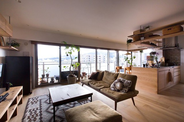 Căn hộ 85m² sử dụng nội thất toàn gỗ nhưng không hề nặng nề của gia đình 3 người ở Nhật Bản - Ảnh 2.