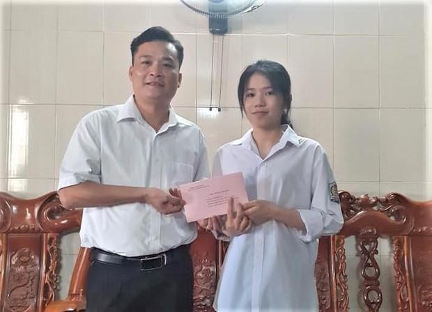 Vừa học vừa chơi, nữ sinh trường huyện đạt thủ khoa khối A1 ở Hà Tĩnh - Ảnh 2.