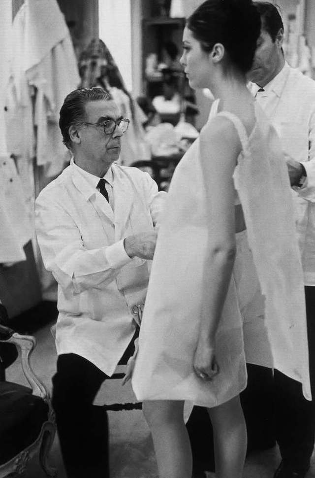 Trước khi mang dáng hình dị biệt, Balenciaga từng là kiệt tác khiến phái nữ phải nghiêng mình kính cẩn - Ảnh 23.