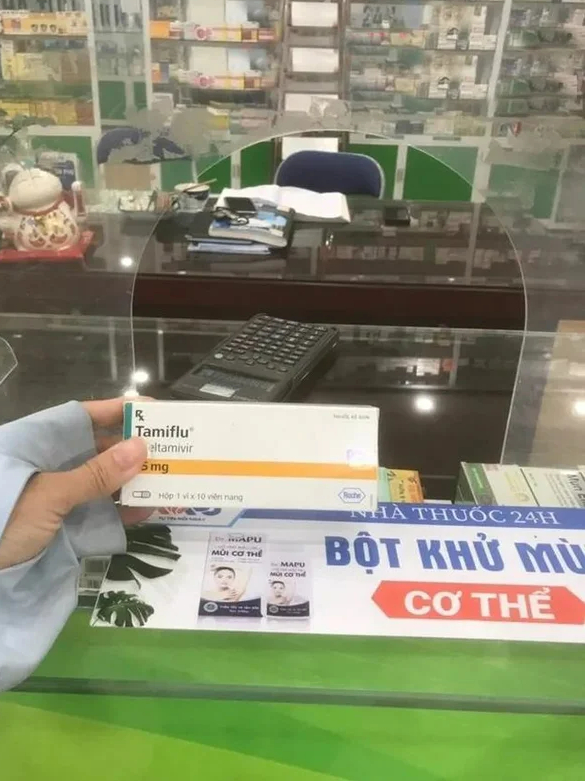 Hà Nội bùng phát dịch cúm A, thuốc Tamiflu và kit test loạn giá: Có nên tự ý sử dụng thuốc tại nhà? - Ảnh 1.