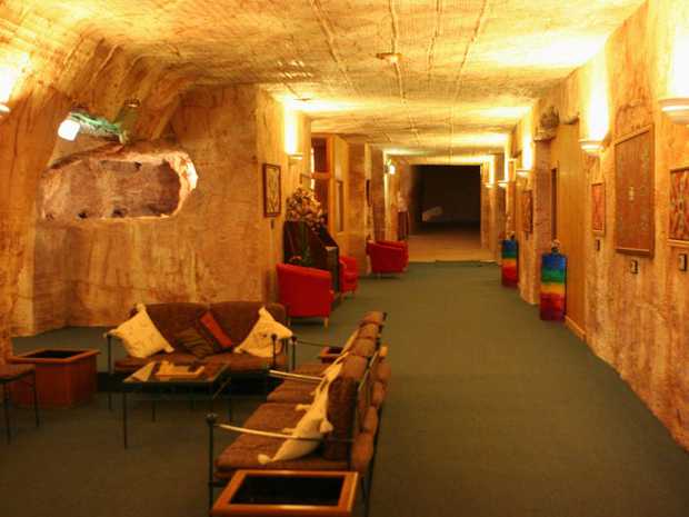  Thị trấn đặc biệt 80% người dân sống dưới lòng đất, nhà hang động tiện nghi đến mức dân du lịch phải xếp hàng tham quan - Ảnh 9.
