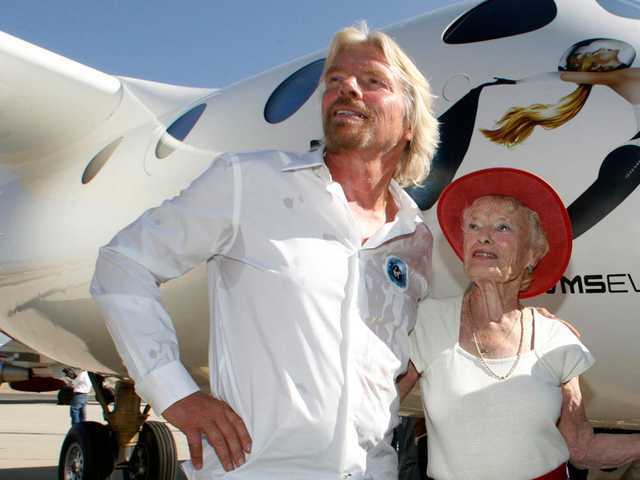 Tỷ phú Richard Branson từng nghịch ngợm đến thầy cô cũng bất lực: Nhìn cách mẹ ông dạy dỗ mới hiểu vì sao con trai lại thành tài - Ảnh 2.