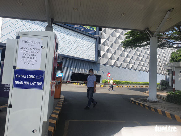 Xe công nghệ ngưng leo lầu đón khách ở nhà xe sân bay Tân Sơn Nhất - Ảnh 2.