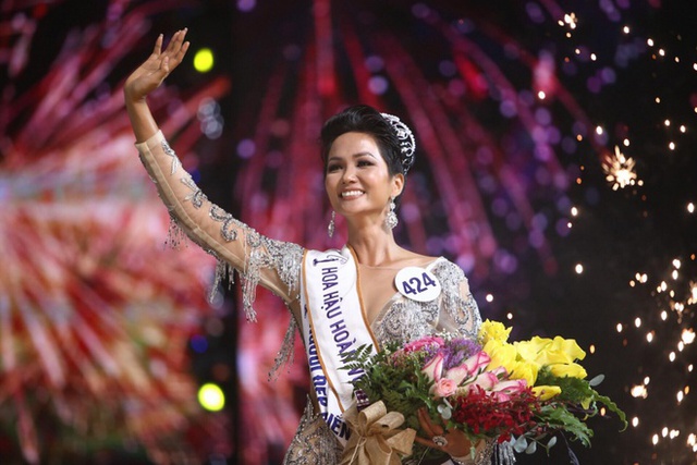 HHen Niê - Hoa hậu giản dị nhất showbiz Việt: Sang chảnh trên sân khấu, về bản lại thành đứa con buôn làng - Ảnh 1.