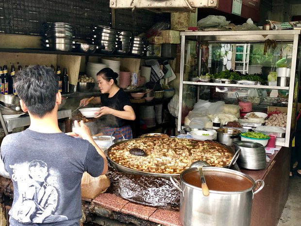 Thái Lan: Nhà hàng nổi tiếng vì nồi nước dùng khổng lồ hầm đi hầm lại gần 50 năm, nước tràn đặc quánh thành tảng vẫn hút khách xếp hàng - Ảnh 1.