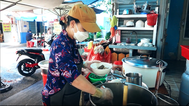  Nỗi khổ của các hàng ăn uống thời bão giá: Tăng tiền thì sợ mất khách mà giữ nguyên cũng không xong  - Ảnh 1.