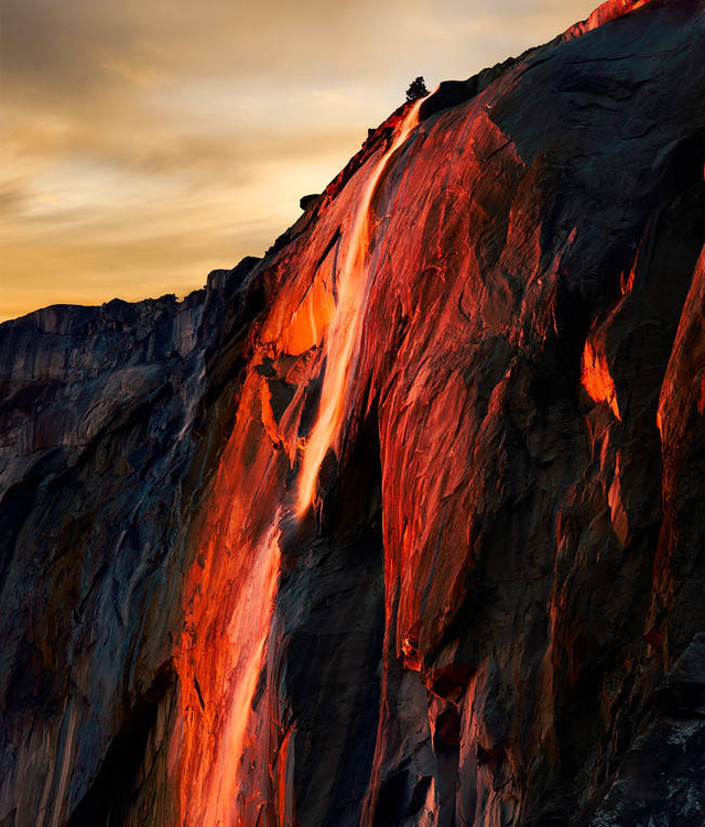  Thác nước rực lửa, sa mạc nghìn hồ, để thấy hành tinh chúng ta đang sống độc đáo như thế nào  - Ảnh 2.