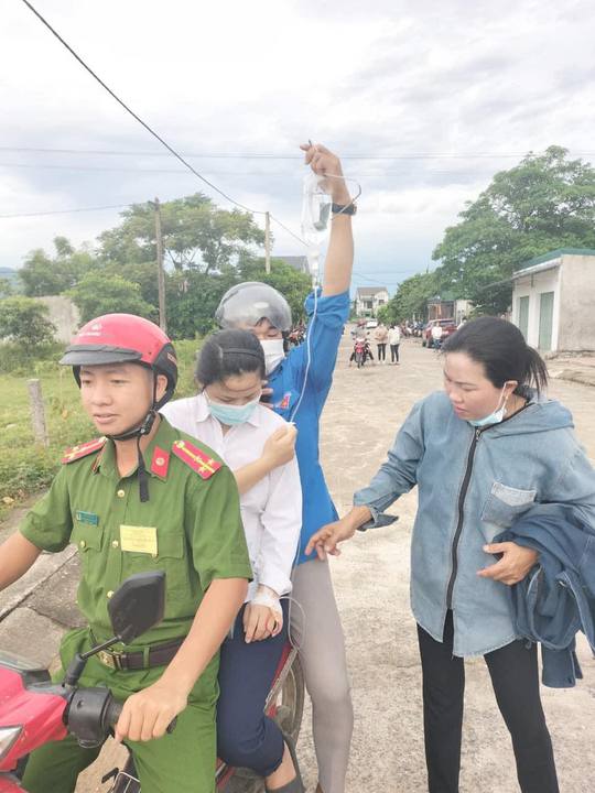 Đau dạ dày, một nữ sinh vừa truyền nước vừa làm bài thi tốt nghiệp THPT - Ảnh 1. Đau dạ dày, một nữ sinh vừa truyền nước vừa làm bài thi tốt nghiệp THPT - Ảnh 1.