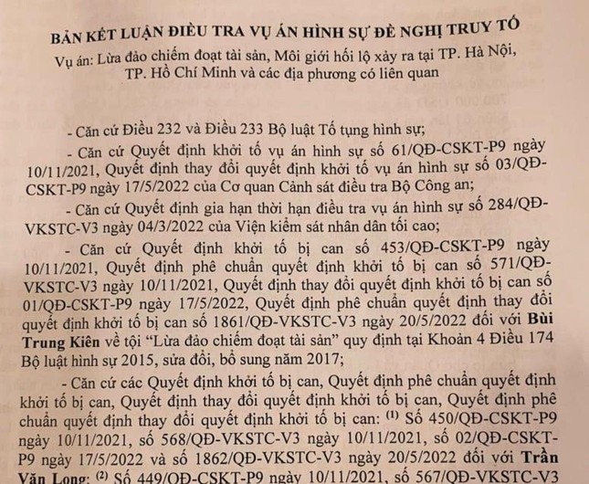 Hai cựu cán bộ C03 bị cáo buộc nhận hơn 2 triệu USD để 'chạy án'