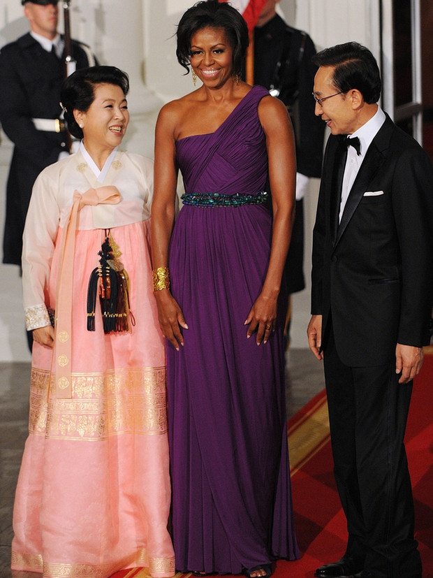  Bà Obama: Đỉnh cao tinh tế của thời trang ngoại giao, nhưng có lần người tính không bằng trời tính  - Ảnh 3.