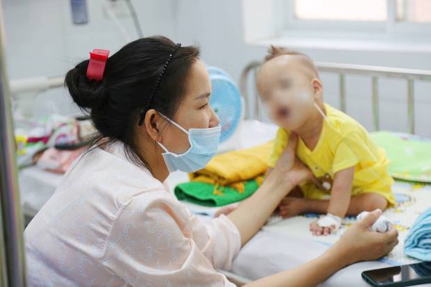 TP.HCM nắng nóng mưa nhiều, bác sĩ Nhi đồng cảnh báo bệnh viêm phổi gia tăng khiến nhiều trẻ phải thở máy, suy hô hấp - Ảnh 8.