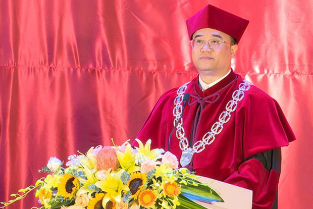  Yêu cầu báo cáo việc hiệu trưởng mặc áo nhung, cầm quyền trượng ở lễ trao bằng tốt nghiệp đại học - Ảnh 2.