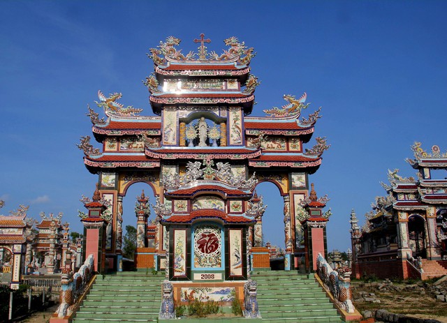 Cận cảnh thành phố lăng mộ xa hoa, tráng lệ độc nhất ở Thừa Thiên Huế - Ảnh 1.