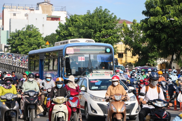  Cửa ngõ sân bay Tân Sơn Nhất kẹt xe không lối thoát, nhiều người trễ giờ làm - Ảnh 14.