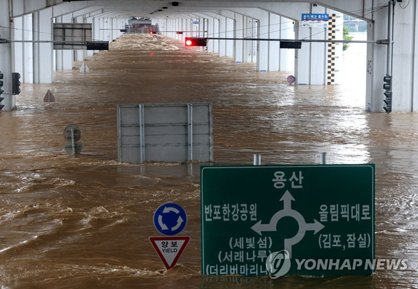 Nhà nửa hầm cho người nghèo mong manh trong trận mưa lũ lịch sử ở Hàn Quốc - Ảnh 2.
