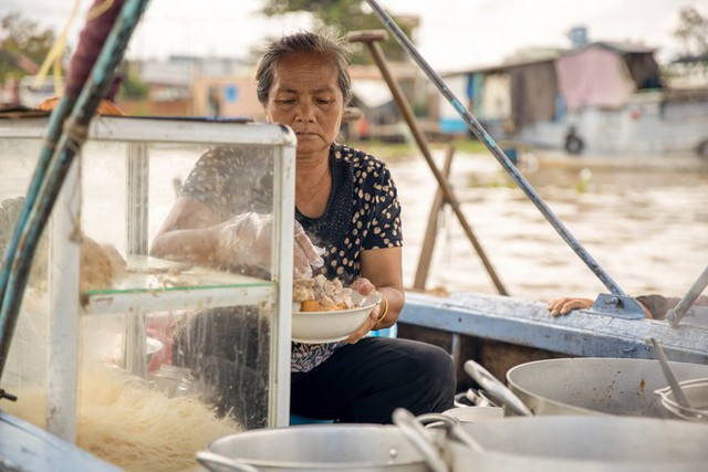  Bất ngờ trước sự thay đổi ở ghe bún riêu của dì Hai - bà hoàng nước dùng sau đúng 10 năm được Gordon Ramsay ghé thăm, quảng bá toàn thế giới  - Ảnh 12.