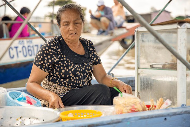  Bất ngờ trước sự thay đổi ở ghe bún riêu của dì Hai - bà hoàng nước dùng sau đúng 10 năm được Gordon Ramsay ghé thăm, quảng bá toàn thế giới  - Ảnh 15.