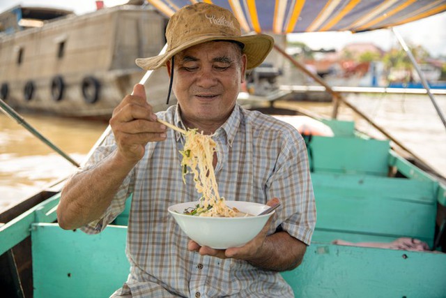  Bất ngờ trước sự thay đổi ở ghe bún riêu của dì Hai - bà hoàng nước dùng sau đúng 10 năm được Gordon Ramsay ghé thăm, quảng bá toàn thế giới  - Ảnh 16.