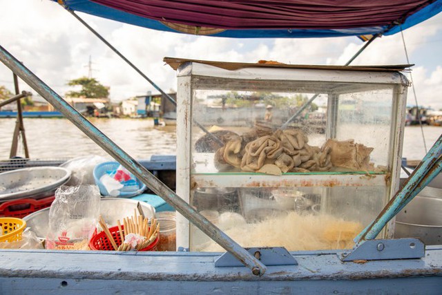  Bất ngờ trước sự thay đổi ở ghe bún riêu của dì Hai - bà hoàng nước dùng sau đúng 10 năm được Gordon Ramsay ghé thăm, quảng bá toàn thế giới  - Ảnh 6.