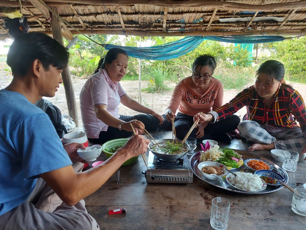  Đọt choại nhúng lẩu mắm cá đồng hao cơm phải biết  - Ảnh 6.