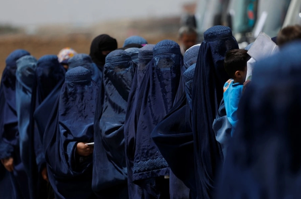  Phụ nữ Afghanistan đang sống ngược thời đại sau 1 năm mất đi tự do: Biến mất trên đường phố, tương lai ngày càng mù mịt - Ảnh 2.