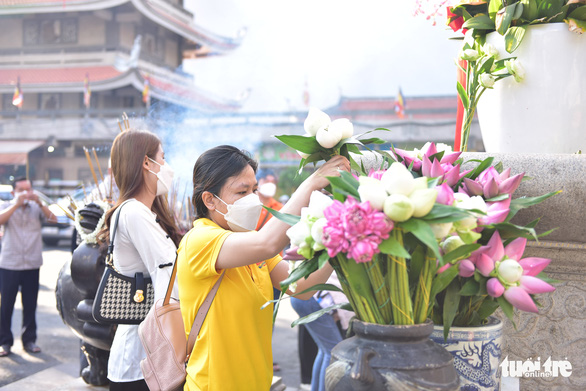 Viếng chùa mùa Vu Lan: Người thả cá phóng sanh, kẻ chực chờ... chích điện - Ảnh 1.