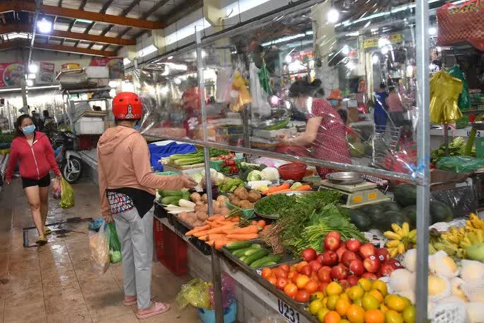 Giá xăng dầu giảm sâu, hàng hóa vẫn neo cao - Ảnh 1. Giá xăng dầu giảm sâu, hàng hóa vẫn neo cao - Ảnh 1.