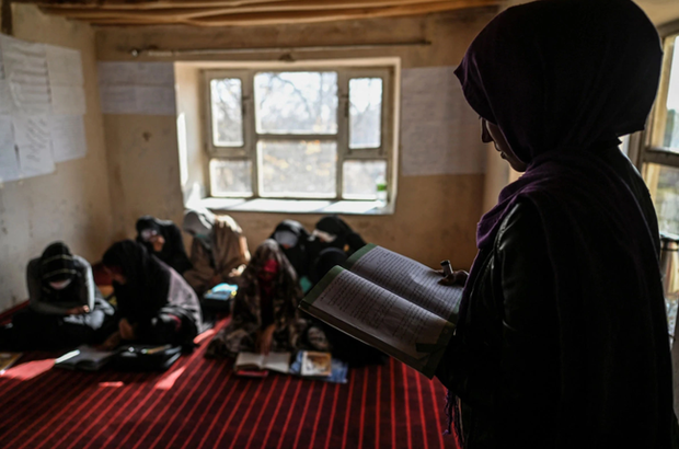  Phụ nữ Afghanistan đang sống ngược thời đại sau 1 năm mất đi tự do: Biến mất trên đường phố, tương lai ngày càng mù mịt - Ảnh 3.