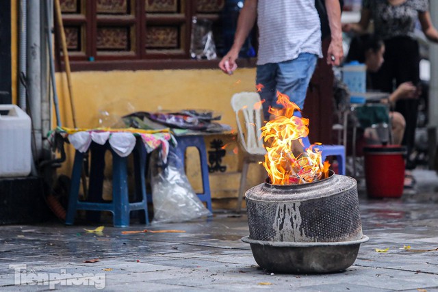 Phố cổ Hà Thành đỏ lửa đốt vàng mã cúng Rằm tháng 7 - Ảnh 6.