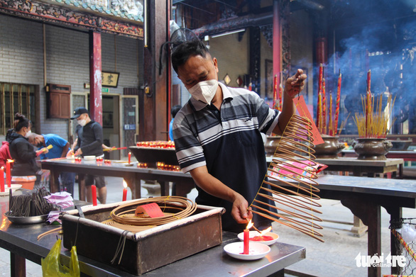 Viếng chùa mùa Vu Lan: Người thả cá phóng sanh, kẻ chực chờ... chích điện - Ảnh 6.