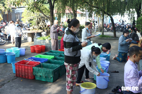 Viếng chùa mùa Vu Lan: Người thả cá phóng sanh, kẻ chực chờ... chích điện - Ảnh 8.