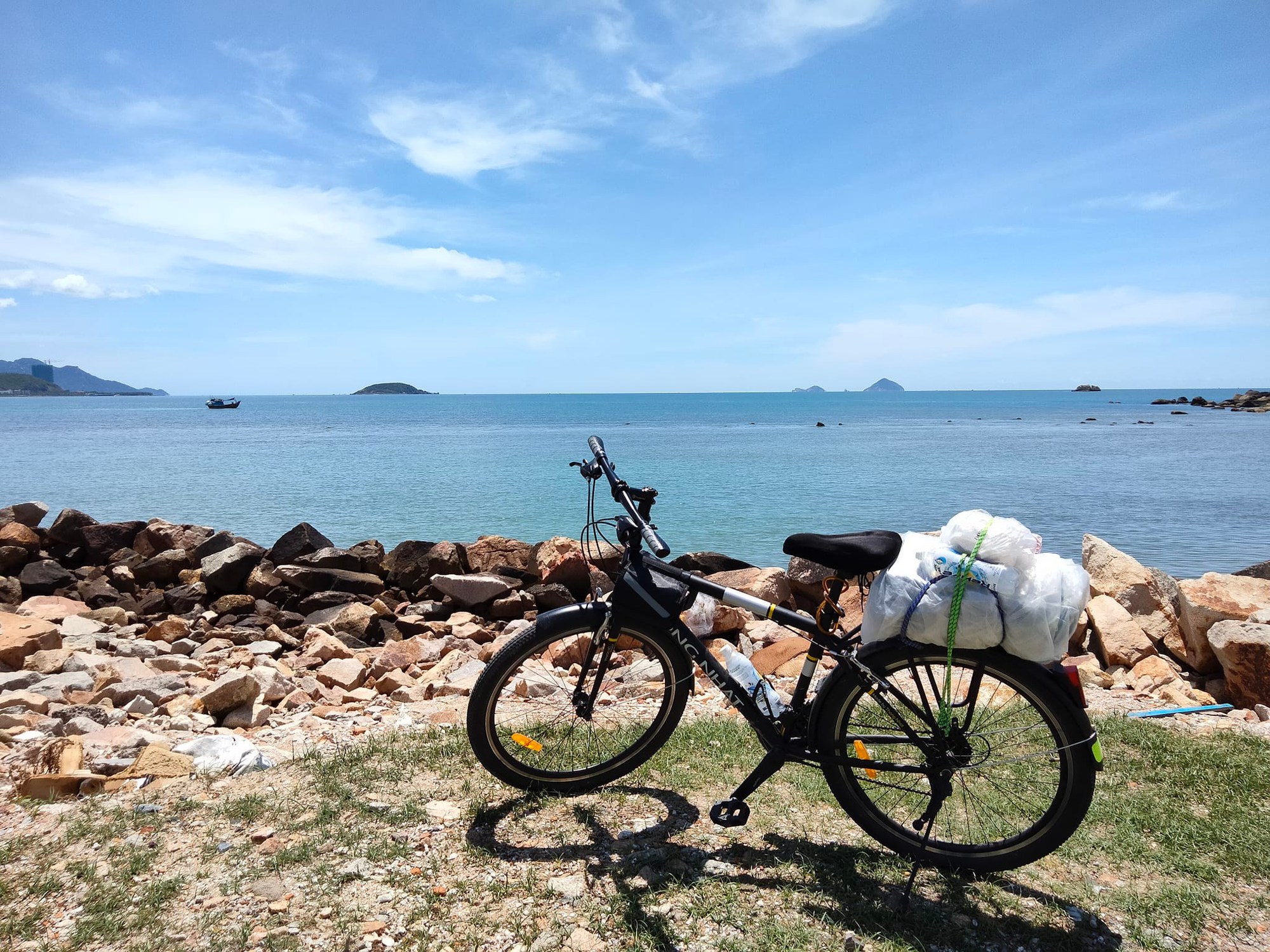 Nhà du khảo 61 tuổi một mình đạp xe 1.800km từ Bắc vào Nam: 'Đi để thấy Việt Nam mình tươi đẹp' - Ảnh 2. Nhà du khảo 61 tuổi một mình đạp xe 1.800km từ Bắc vào Nam: 'Đi để thấy Việt Nam mình tươi đẹp' - Ảnh 2.