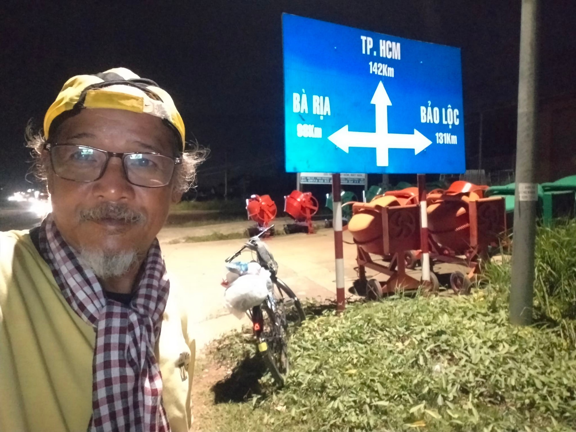 Nhà du khảo 61 tuổi một mình đạp xe 1.800km từ Bắc vào Nam: 'Đi để thấy Việt Nam mình tươi đẹp' - Ảnh 1. Nhà du khảo 61 tuổi một mình đạp xe 1.800km từ Bắc vào Nam: 'Đi để thấy Việt Nam mình tươi đẹp' - Ảnh 1.