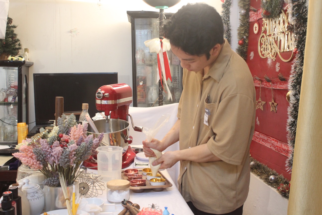 3 năm gắn bó với tiệm bánh online, nam sinh lớp 12 Nghệ An thu nhập chục triệu đồng - Ảnh 1.