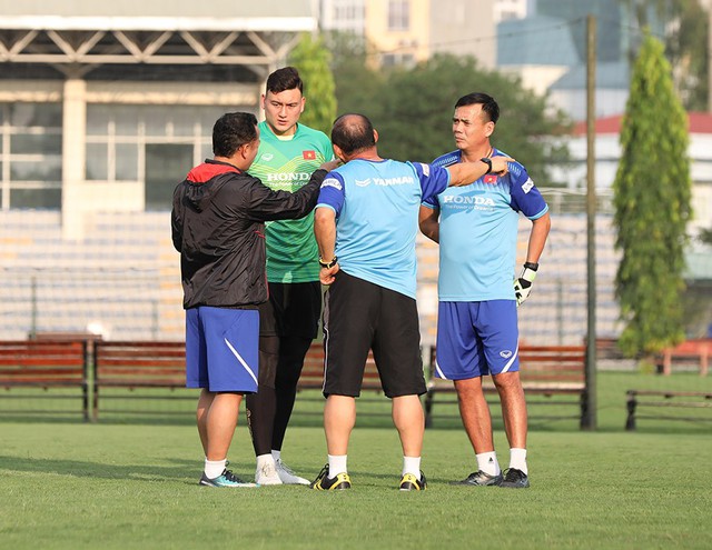 Đưa Văn Lâm về lại Việt Nam, CLB V.League phải chi bao nhiêu tiền cho đội bóng Nhật Bản? - Ảnh 1.