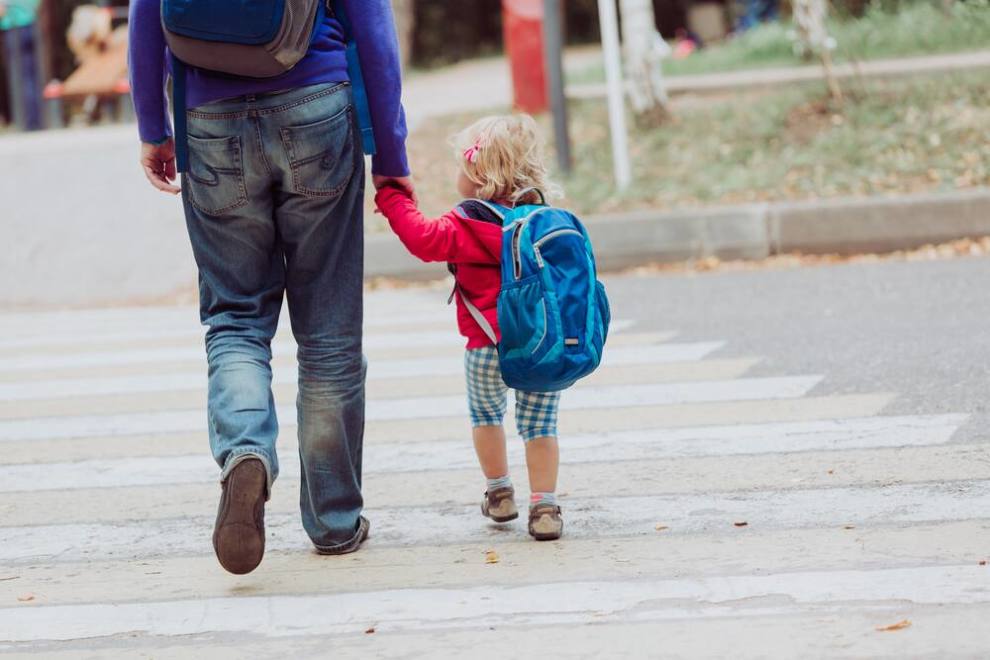 Bố mẹ tuyệt đối không nắm bàn tay con khi qua đường vì đó là vị trí trẻ dễ buông ra nhất, 80% phụ huynh làm sai - Ảnh 3.
