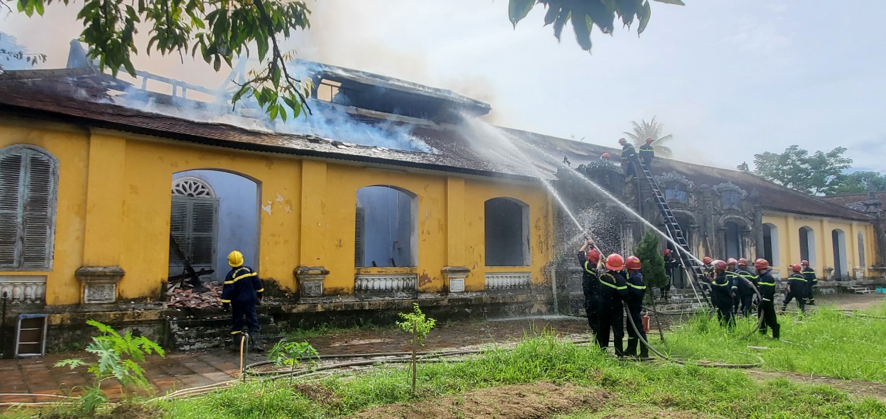 Cháy lớn tại Bảo tàng Lịch sử tỉnh Thừa Thiên - Huế - Ảnh 1.