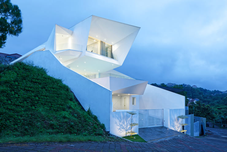 Ấn tượng biệt thự thiết kế từ cảm hứng hình học không gian "cheo leo" trên sườn đồi - Ảnh 1.