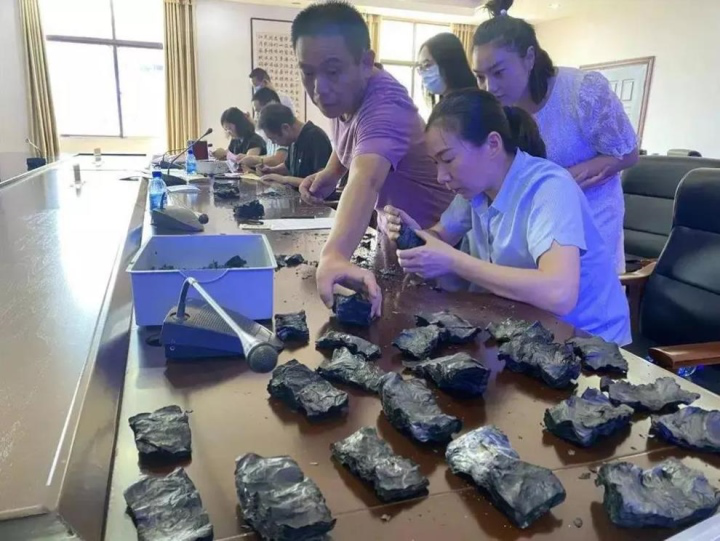 Cô gái khóc không nên lời khi thấy 1 tỷ tiền tiết kiệm bị biến thành than đen - Ảnh 3. Cô gái khóc không nên lời khi thấy 1 tỷ tiền tiết kiệm bị biến thành than đen - Ảnh 3.