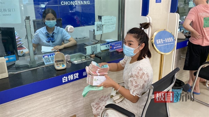 Cô gái khóc không nên lời khi thấy 1 tỷ tiền tiết kiệm bị biến thành than đen - Ảnh 4. Cô gái khóc không nên lời khi thấy 1 tỷ tiền tiết kiệm bị biến thành than đen - Ảnh 4.