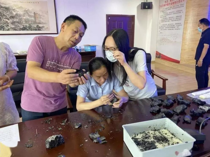 Cô gái khóc không nên lời khi thấy 1 tỷ tiền tiết kiệm bị biến thành than đen - Ảnh 2. Cô gái khóc không nên lời khi thấy 1 tỷ tiền tiết kiệm bị biến thành than đen - Ảnh 2.