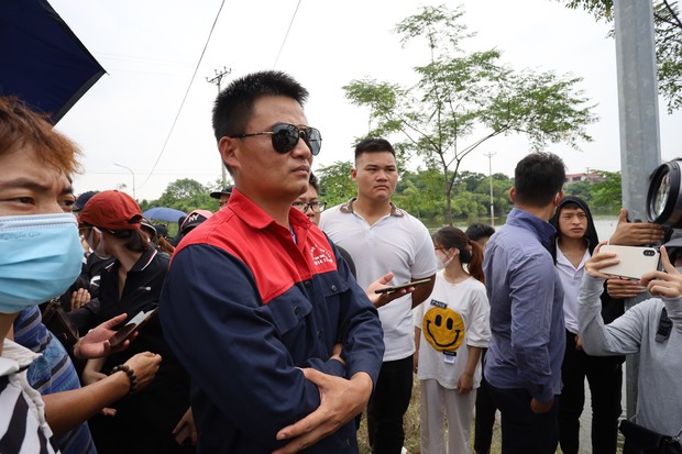 Ảnh: Đội cứu hộ và hàng trăm người dân cùng tìm kiếm cô gái mất tích tại Hà Nội - Ảnh 3. Ảnh: Đội cứu hộ và hàng trăm người dân cùng tìm kiếm cô gái mất tích tại Hà Nội - Ảnh 3.