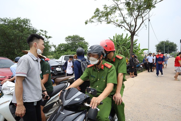 Ảnh: Đội cứu hộ và hàng trăm người dân cùng tìm kiếm cô gái mất tích tại Hà Nội - Ảnh 7.