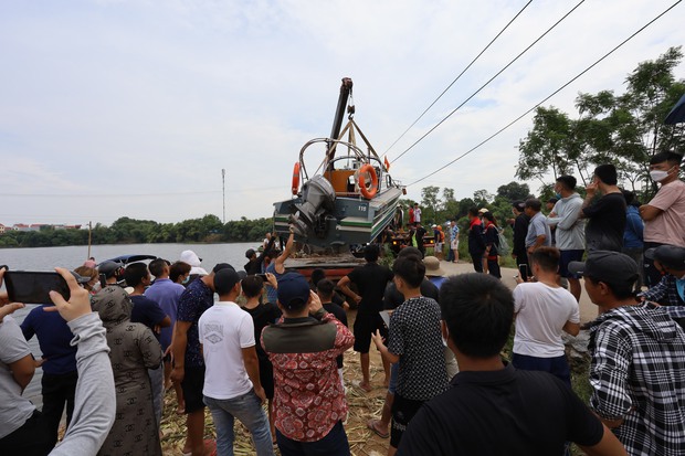 Ảnh: Đội cứu hộ và hàng trăm người dân cùng tìm kiếm cô gái mất tích tại Hà Nội - Ảnh 8.