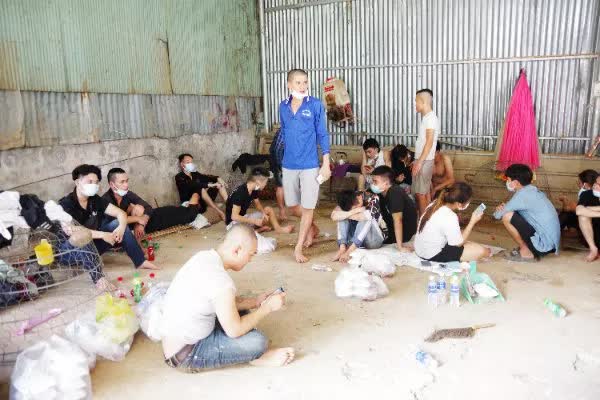 NÓNG: Hàng chục người cùng bơi sông trốn khỏi casino ở Campuchia - Ảnh 1. NÓNG: Hàng chục người cùng bơi sông trốn khỏi casino ở Campuchia - Ảnh 1.