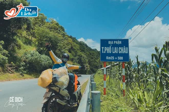 Chàng trai mang 3 áo dài đi suốt 8000km: 'Áo dài Việt Nam chúng tôi đẹp lắm'! - Ảnh 11. Chàng trai mang 3 áo dài đi suốt 8000km: 'Áo dài Việt Nam chúng tôi đẹp lắm'! - Ảnh 11.