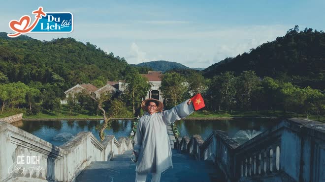 Chàng trai mang 3 áo dài đi suốt 8000km: 'Áo dài Việt Nam chúng tôi đẹp lắm'! - Ảnh 4. Chàng trai mang 3 áo dài đi suốt 8000km: 'Áo dài Việt Nam chúng tôi đẹp lắm'! - Ảnh 4.
