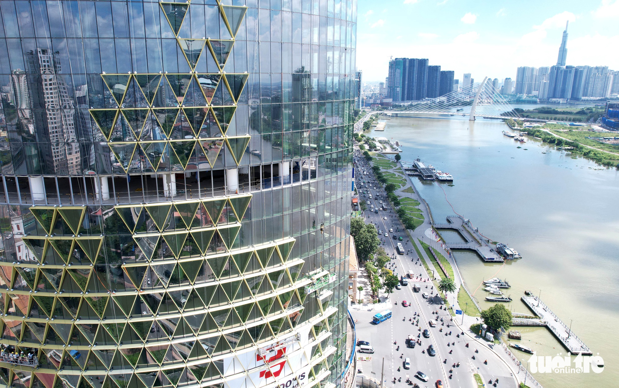 Tòa nhà chọc trời ‘làm xấu bộ mặt' TP.HCM hơn 10 năm có chủ mới, đổi tên thành IFC One Saigon - Ảnh 1.